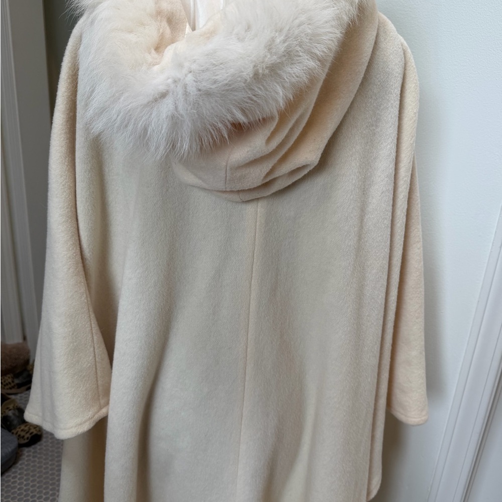 Vintage Cream Wool Alex Hayes Cape with Faux Fur Trim - Picture 10 of 12